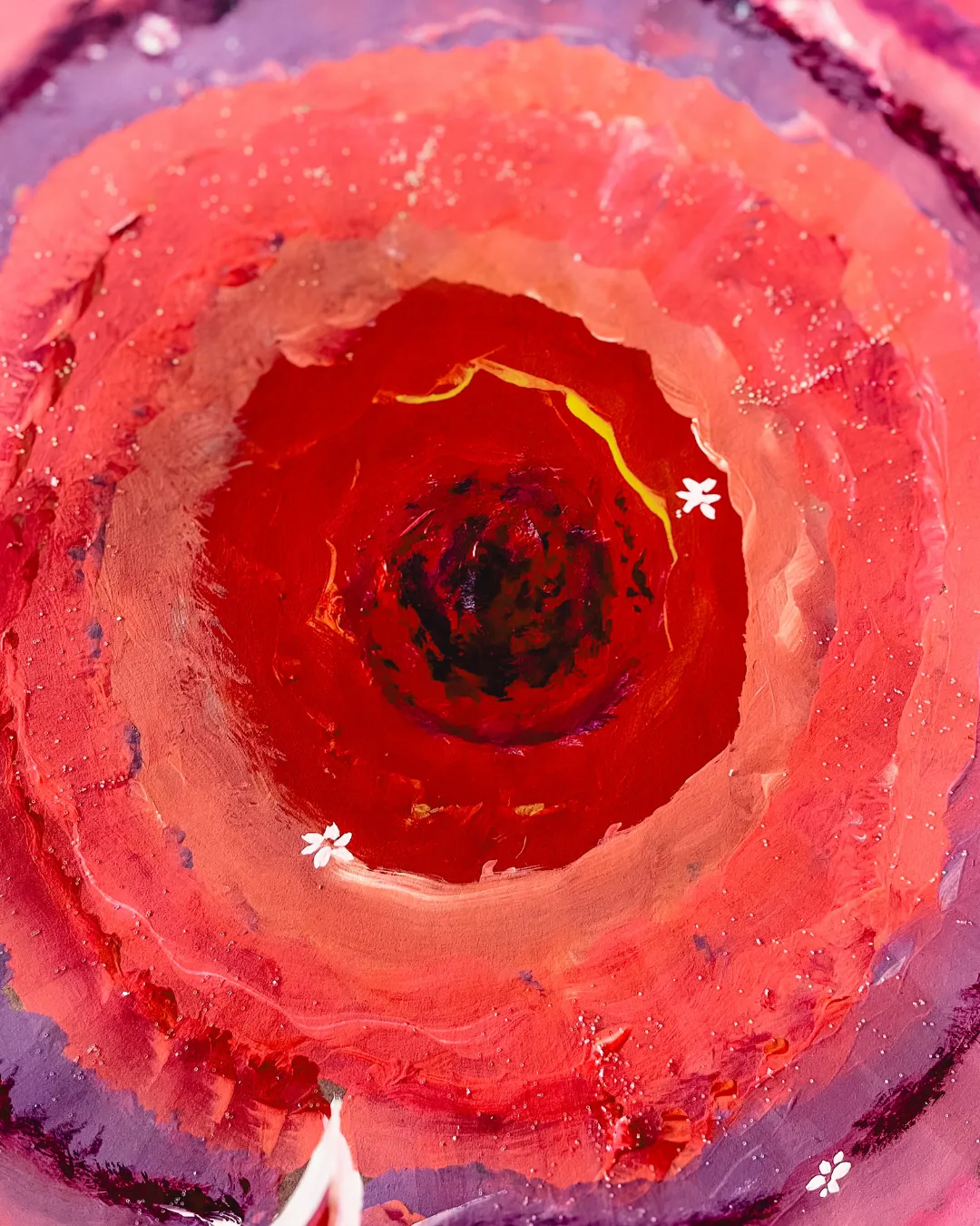 Portada de Amatista. El vórtice rojo central: el corazón de la pintura.