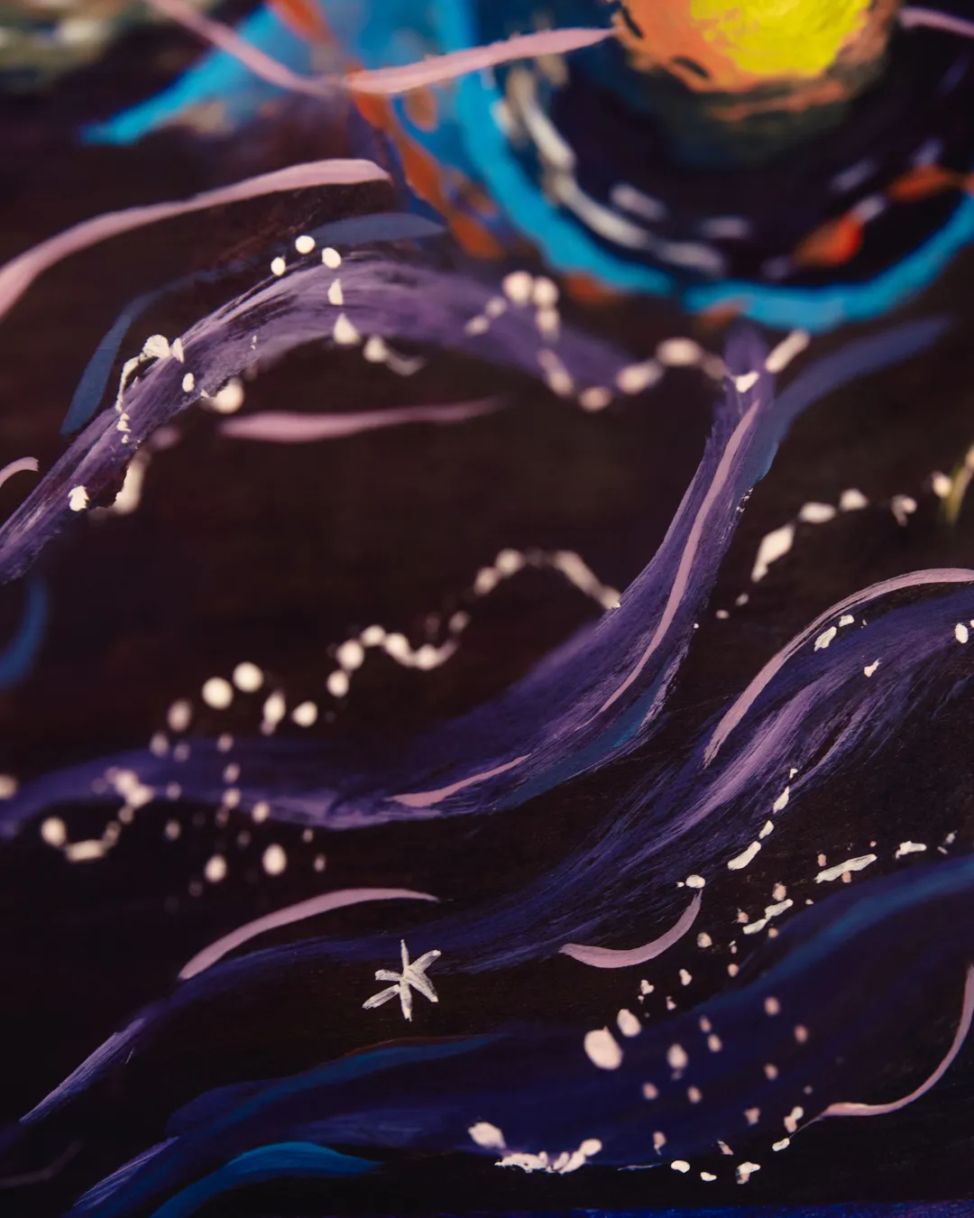 Portada de Solitud. Olas violetas sobre negro, salpicadas de estrellas blancas.